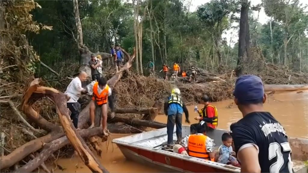 寮國水壩潰堤受困4天 救援隊前進村莊搶救