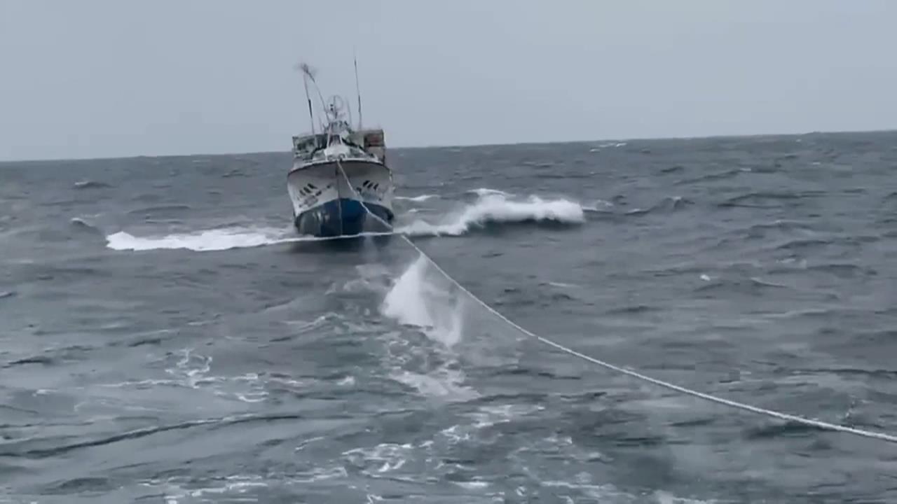 屏東籍漁船東沙島外海失去動力　強風巨浪！海巡歷時５天拖行救回