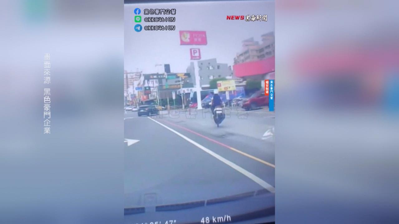 機車「翹孤輪」跳一下 騎士險摔畫面瘋傳