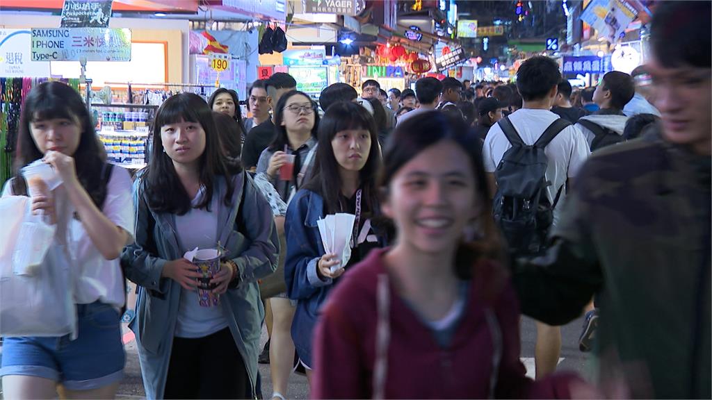 黃仁勳來台夜市行　臉書粉專扯「瞧不起台人文素養」反挨轟