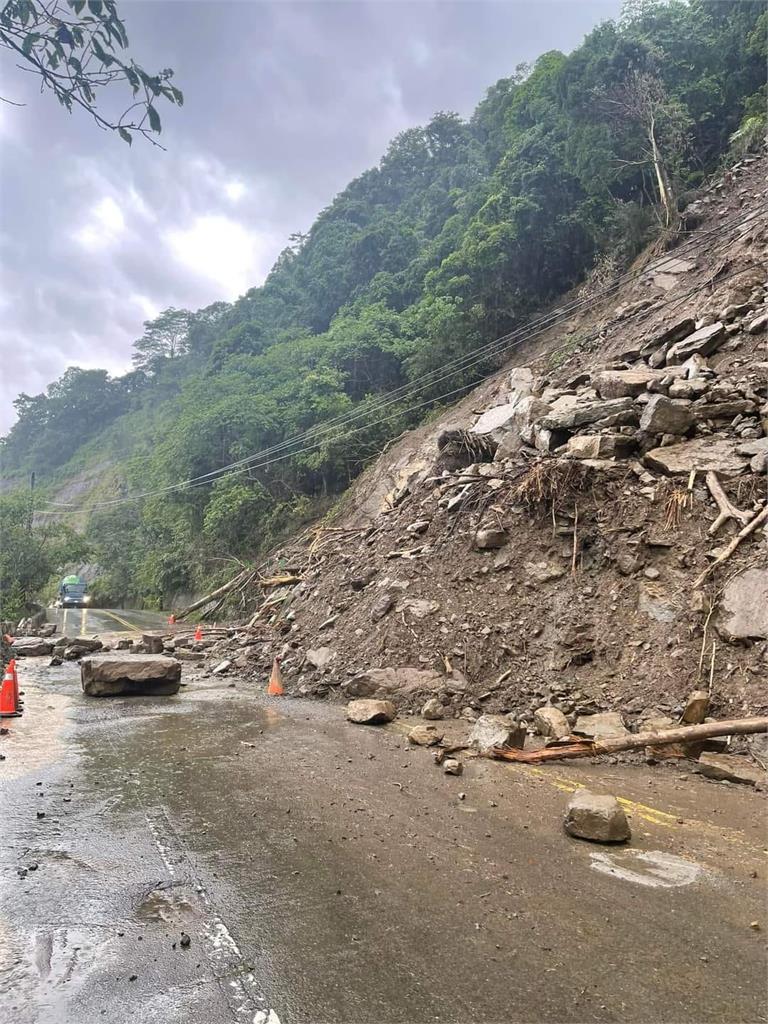 快新聞／強降雨來襲！苗21線再次土石崩塌 　多輛遊覽車一度「無法下山」