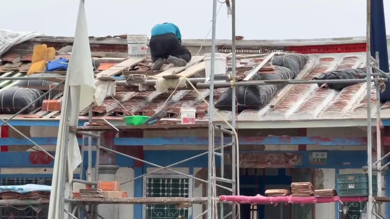 鳳凰颱風恐從嘉義沿海登陸　屋主「憂悲劇重演」急請師傅修繕屋頂