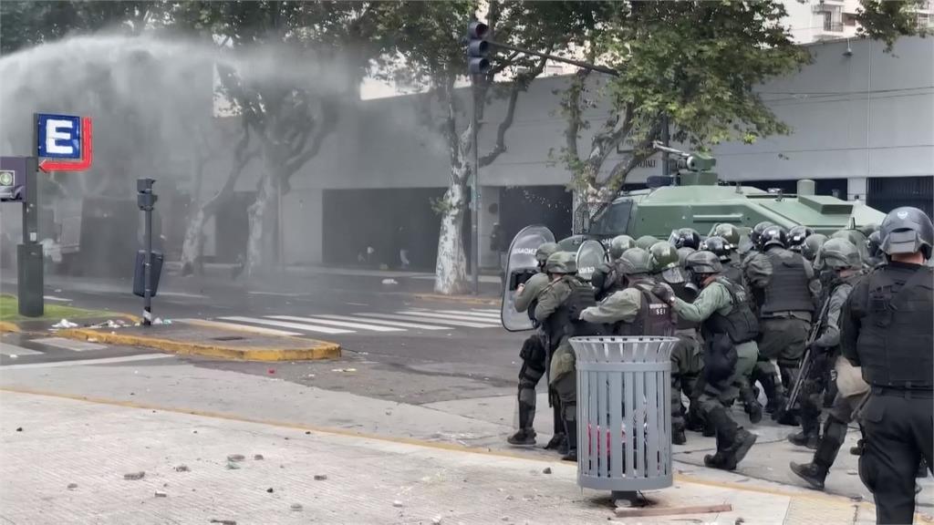 阿根廷退休金改革爆示威！足球迷聲援　警民激烈衝突