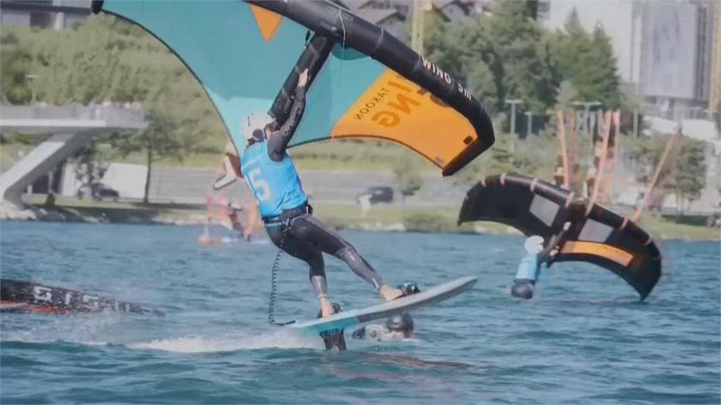 新興運動「風翼衝浪」結合水翼浪板與風帆　玩出新創意