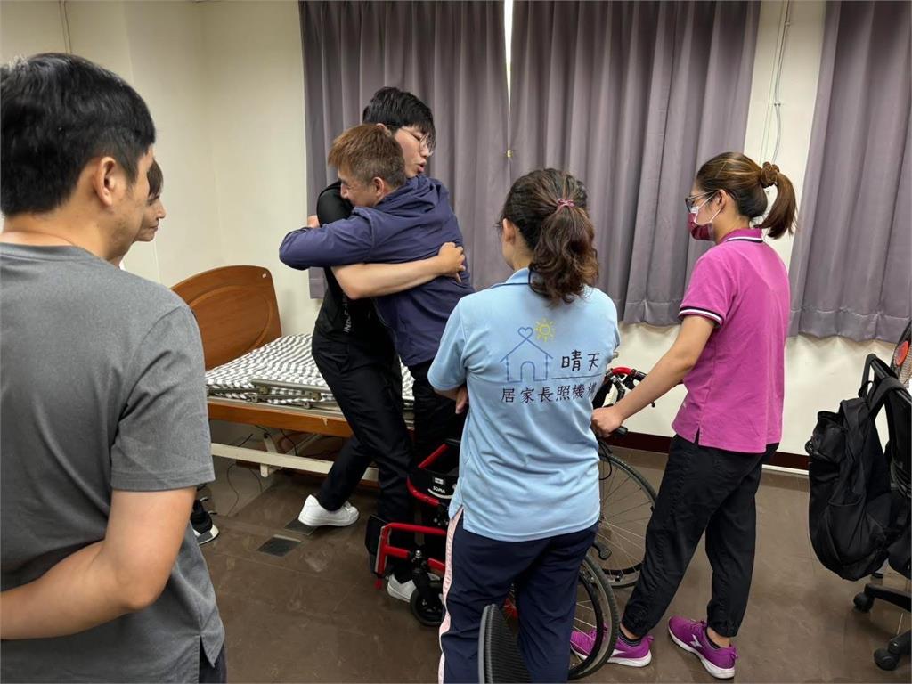 腦中風父親靠長照復能 桃市衛生局推居家服務減輕照顧壓力