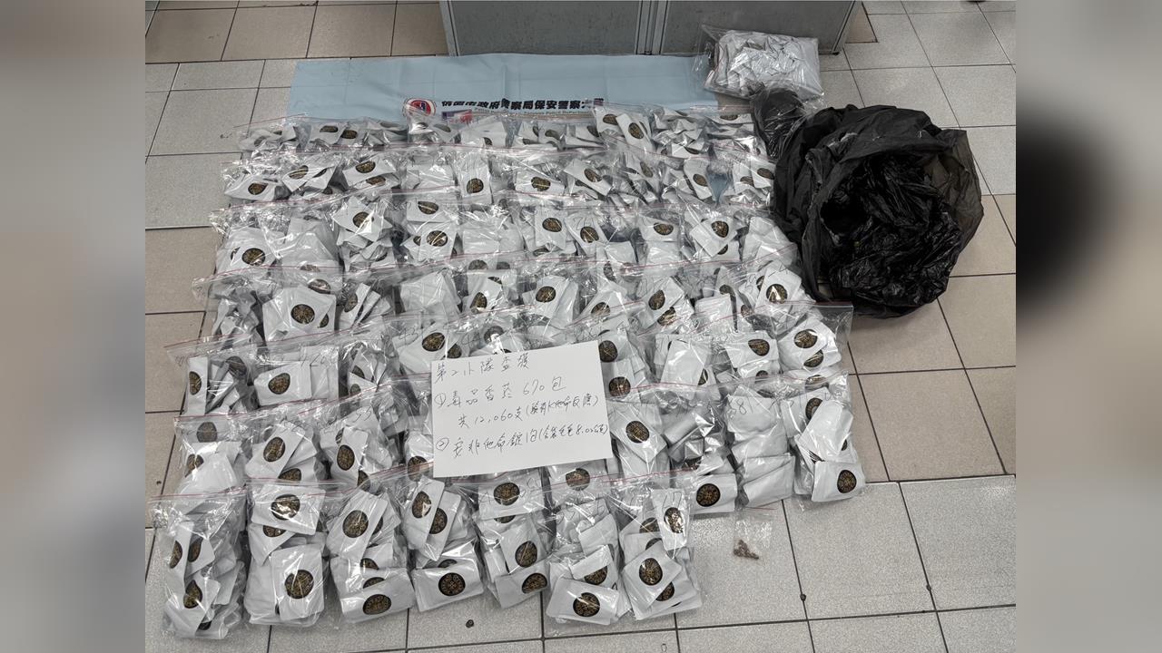 桃園無照男遇臨檢心虛　警攔查意外開箱「1.2萬支毒香菸」
