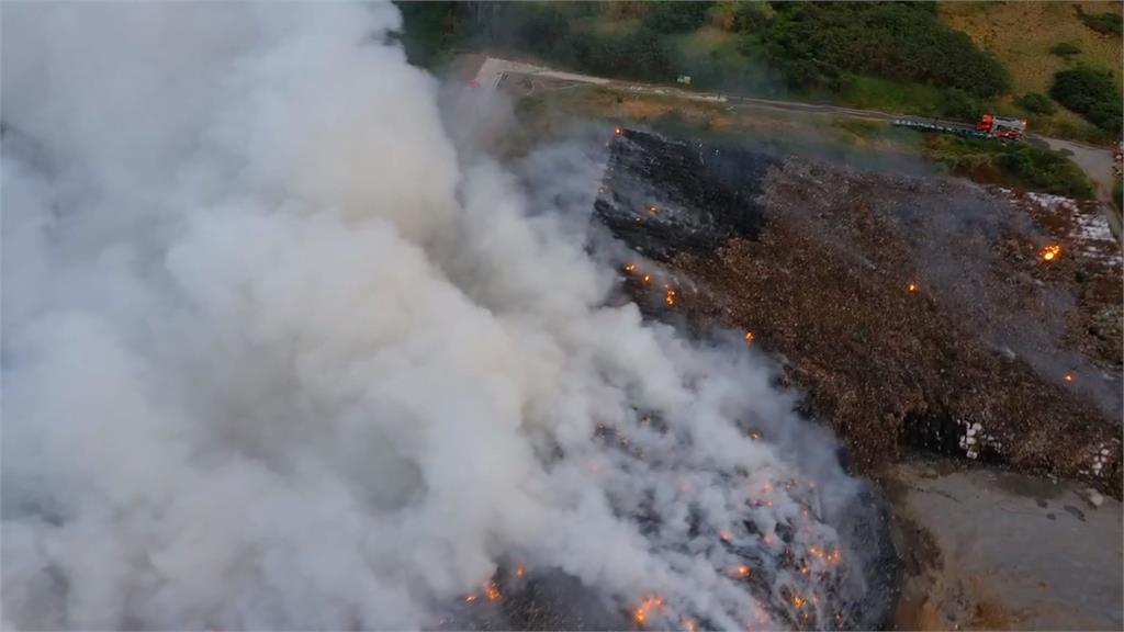垃圾堆積產生大量沼氣　竹縣「新豐掩埋場」大火狂燒