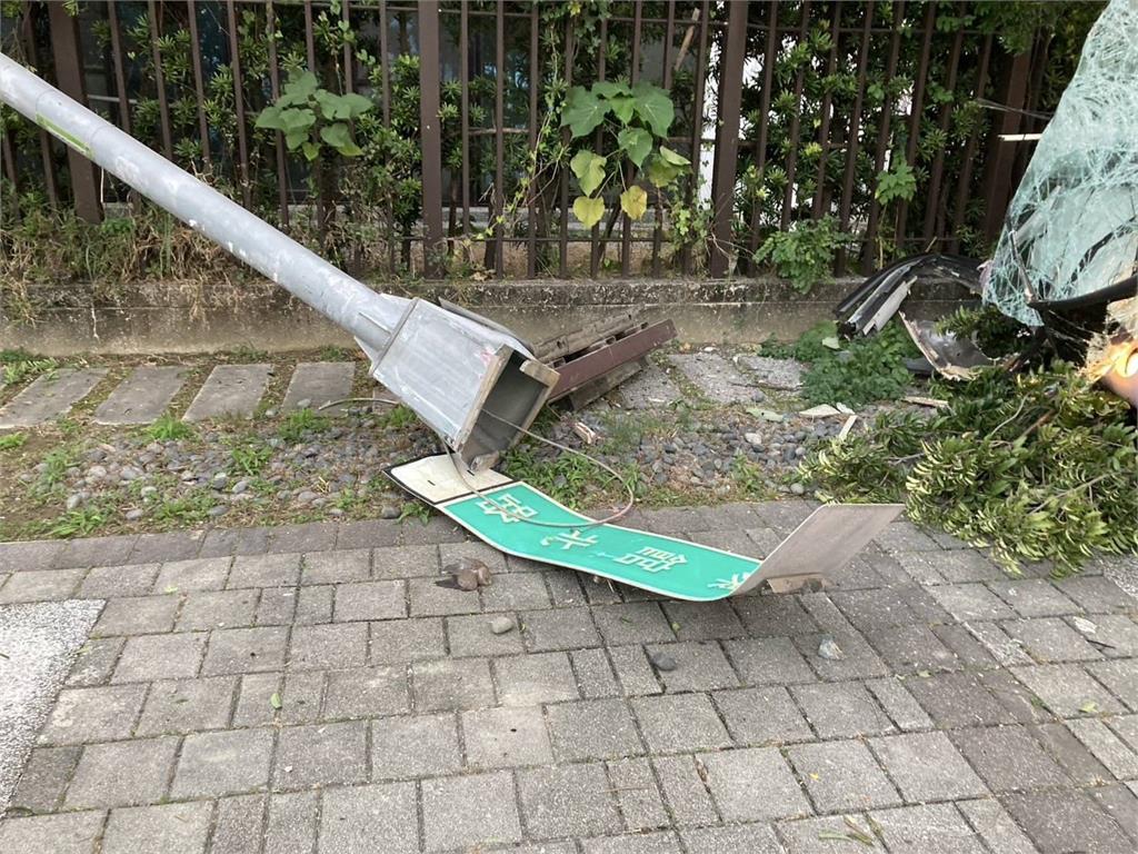 未減速?台南公車遭貨車擦撞 「追撞民宅圍欄」3人擦挫傷
