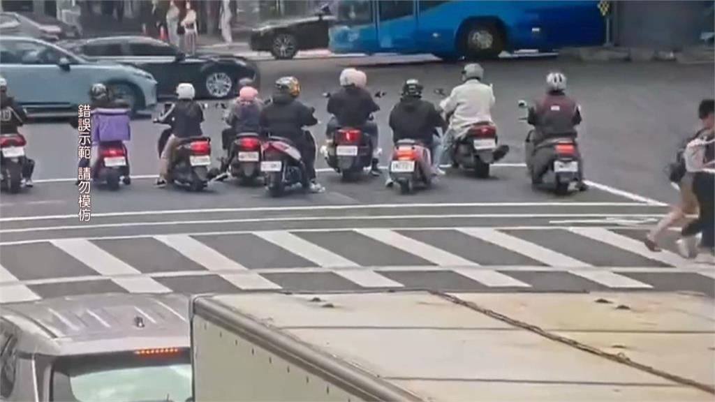 隨機攻擊！騎士等紅燈突遭男子揮拳　警一查是傷害通緝犯