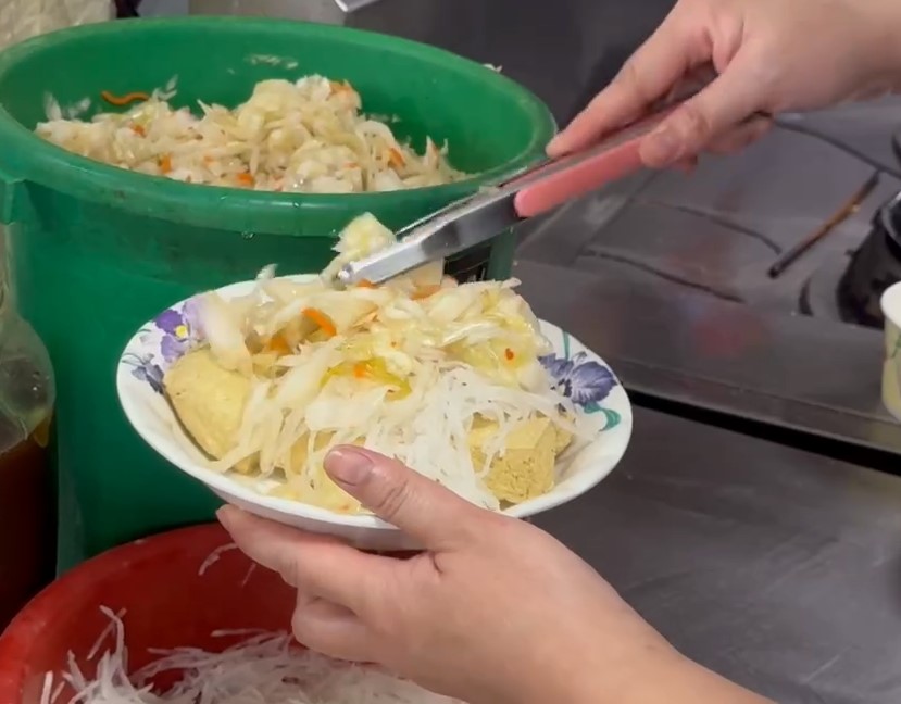花蓮美食臭豆腐、玉里麵　南北遊客專程到訪排隊