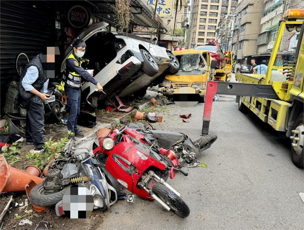 轎車突加速連環撞！撞飛機車騎士　汽車「懸掛45度」爬上車頂