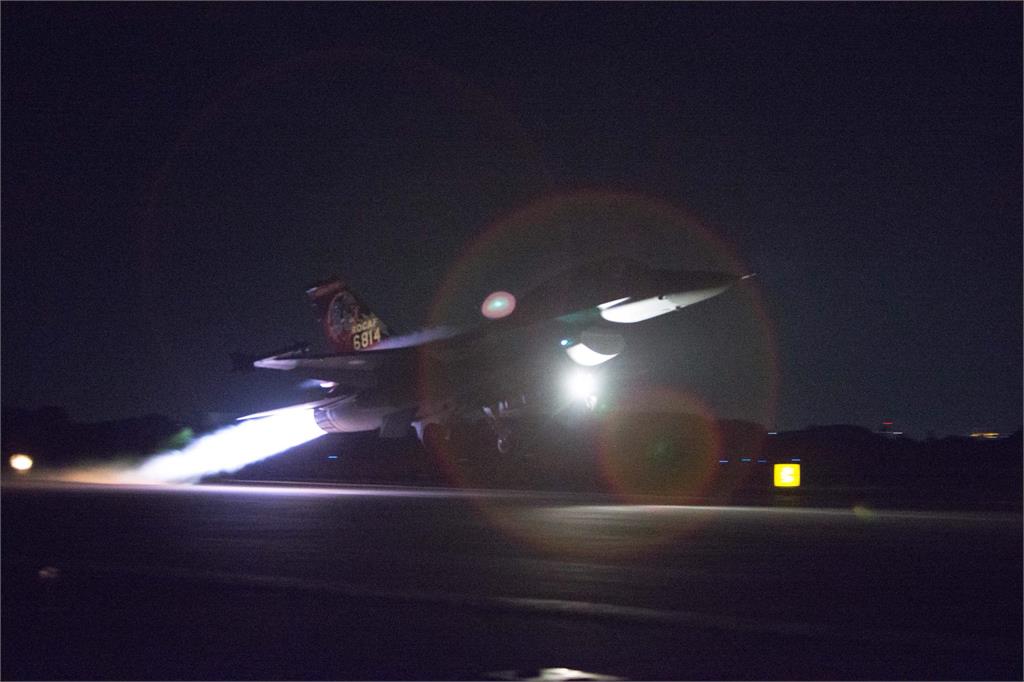 亞運代表團光榮返國 F16升空迎接