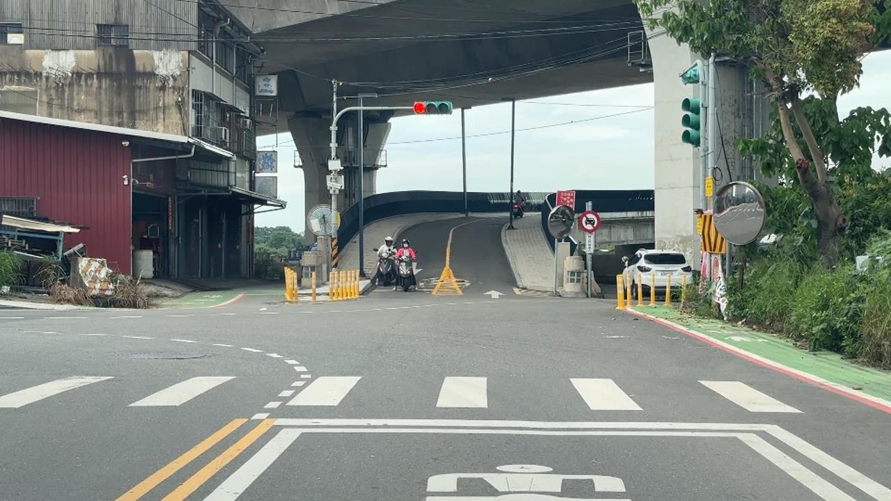 離譜！南投綠美橋禁汽車通行　駕駛仍逆向硬闖壓上人行道