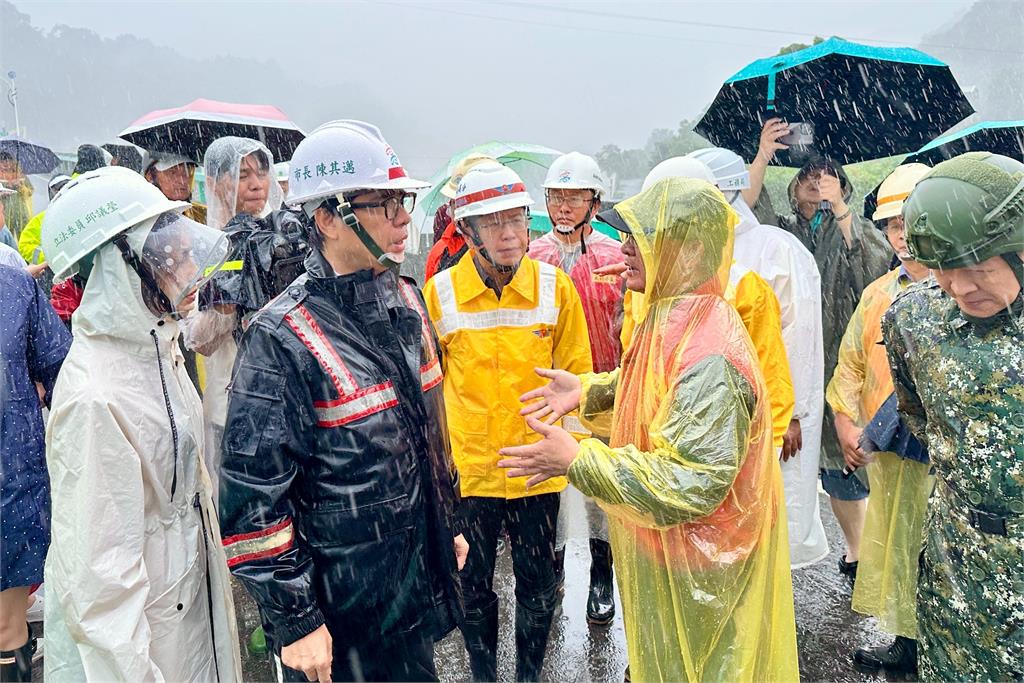 快新聞／高雄一家5口墜谷2罹難　陳其邁：山區雨勢過大搜救暫停