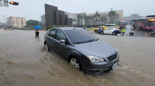 快新聞／高雄3縣市升級豪雨特報 雙北10縣市有局部大雨強襲
