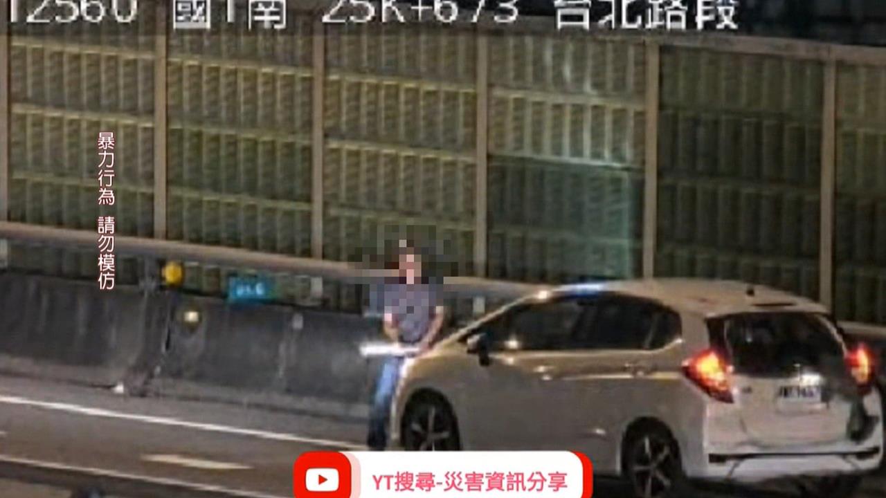 國道逆向追逐還襲警！　行糾男暴走「持榔頭猛砸車」畫面曝光