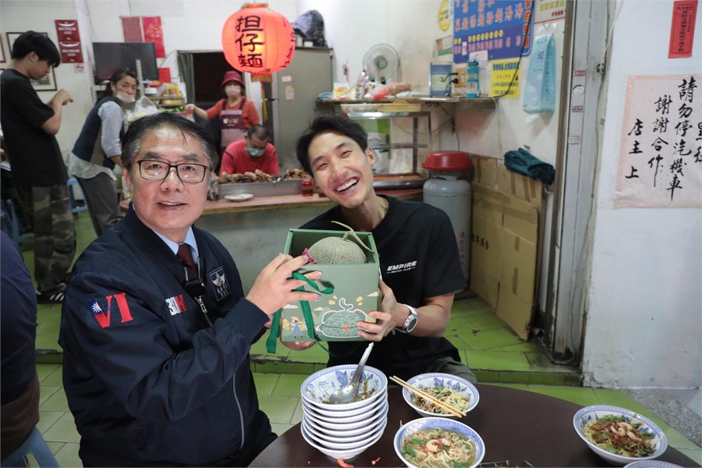 一次吃下30碗!新加坡大胃王朝聖米其林必比登擔仔麵