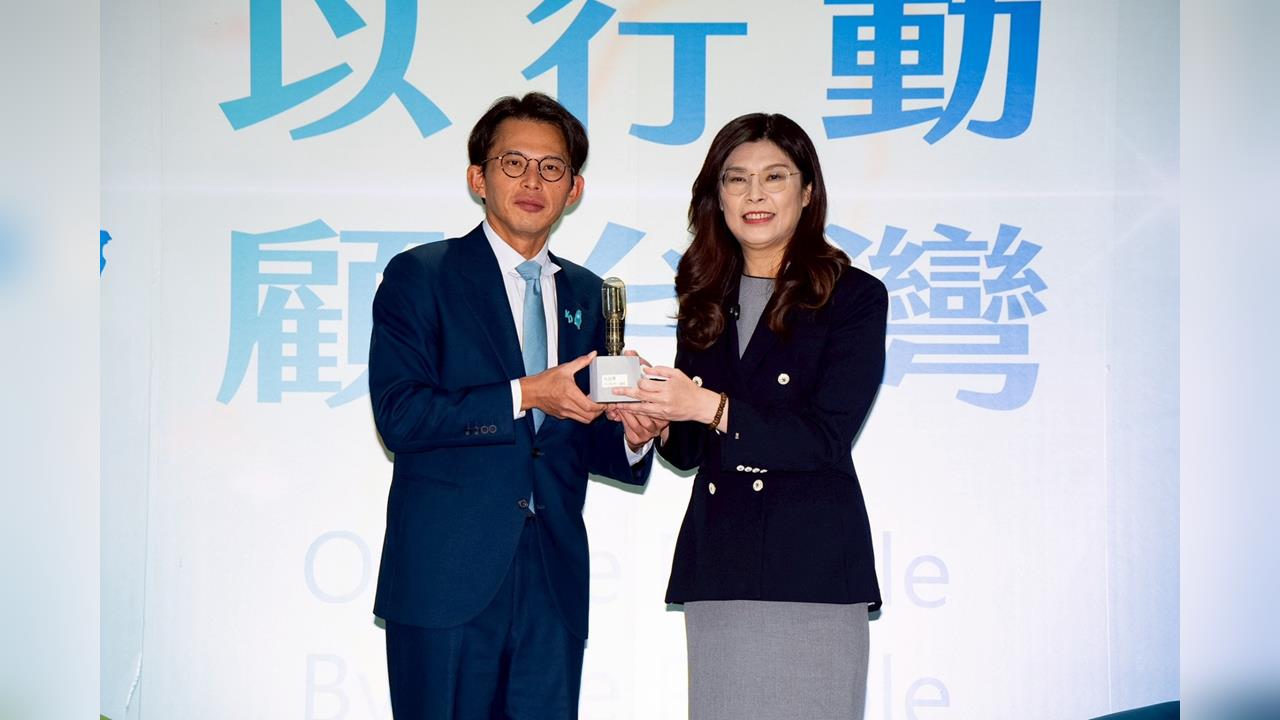 快新聞／偷臭？黃國昌送鄭麗文「這物」　網友留言：諷她腦袋裝水泥