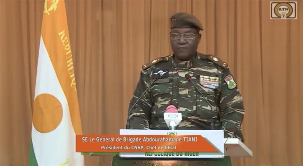 尼日政變領袖稱權力過渡最長3年　警告西非勿動武