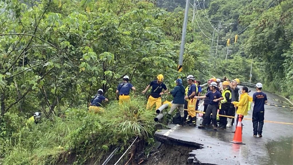 南橫車輛墜谷 目擊者稱駕駛跪路旁想救妻兒仍罹難