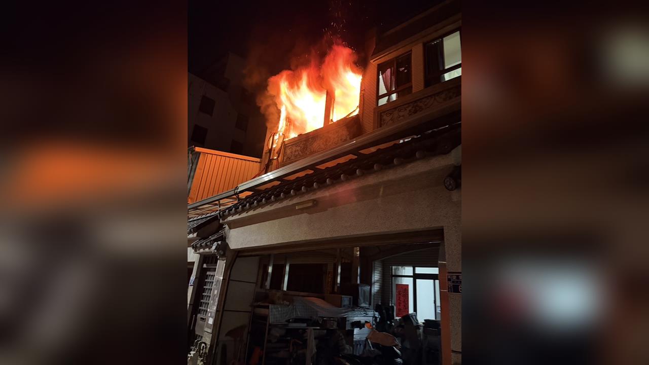 快新聞/吵架竟潑汽油縱火!台中東區透天初一凌晨大火 夫妻一死一傷