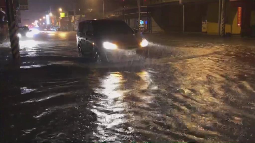 台南雨像倒的！路面淹成小河灌進騎樓