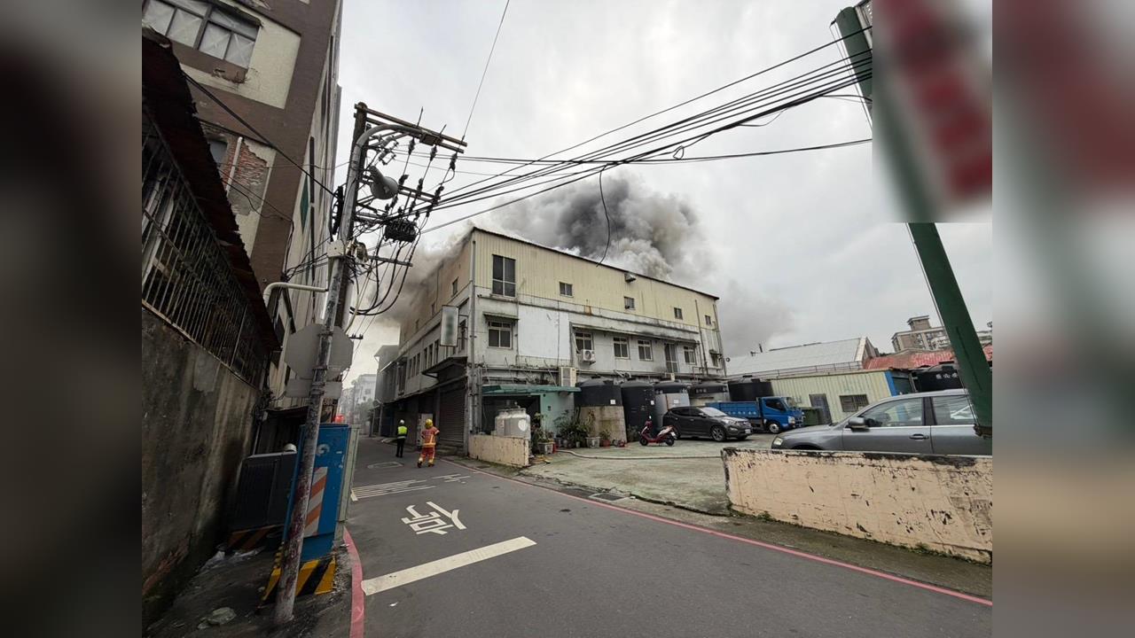 快新聞／新莊鐵皮頂加工廠突冒煙起火　濃煙影響空氣品質