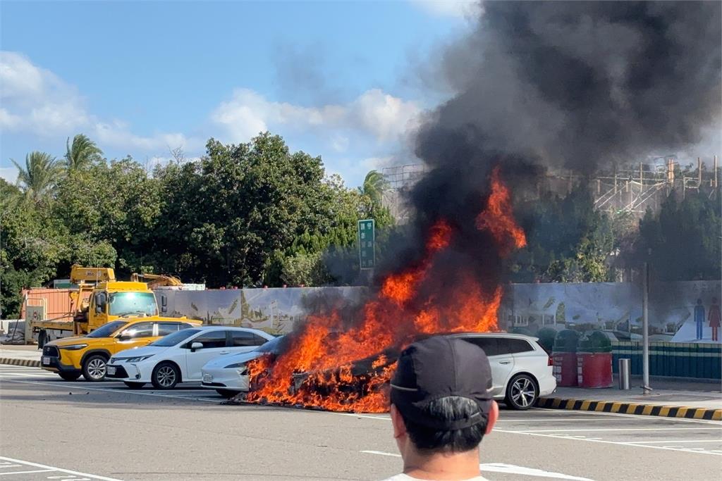 快新聞／中山高泰安休息站「小客車莫名自燃」！　駭人畫面曝光了