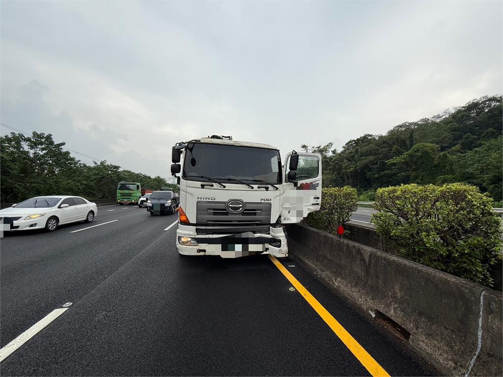 【有片】驚險！國3大溪貨車爆胎失控偏移 自小客遭撞凹1人送醫