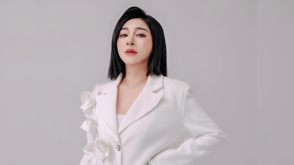 王彩樺嗨唱比基尼急速滑落！重憶「單手扶胸」畫面超尷尬：差點要拜天公