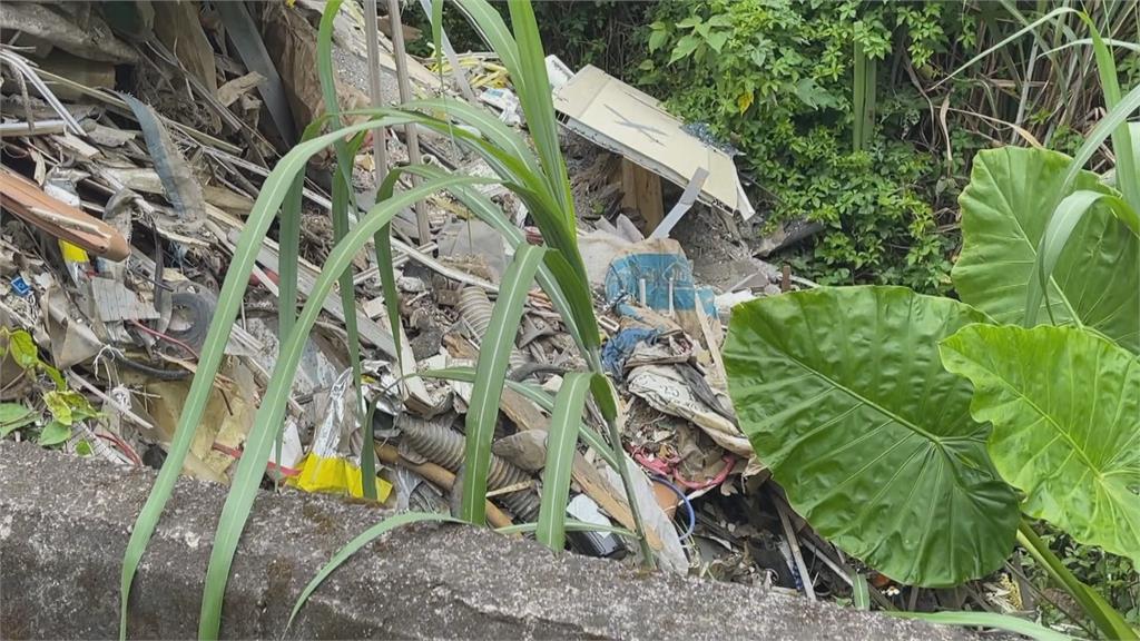 新埔山區圾垃滿坑滿谷　破壞「柿餅鄉」美麗山林