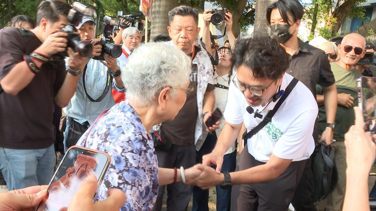 沈伯洋「同款花襯衫」爆紅！　高雄店家：只有1件