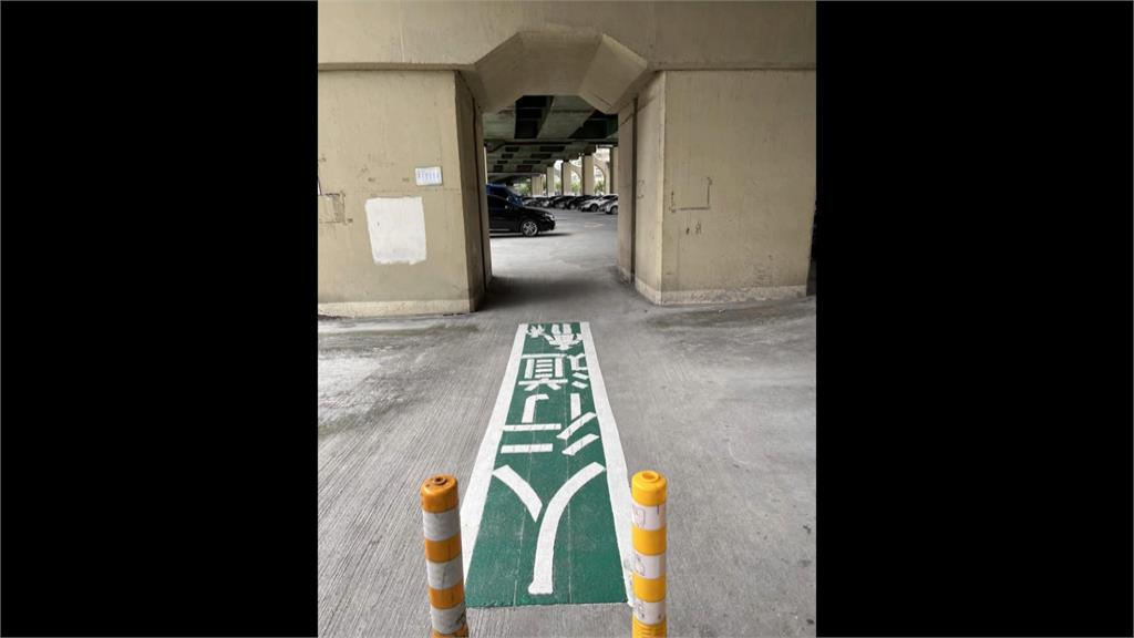 停車場出入口劃設2米長綠色人行道　多餘！民眾：像考照直線車道