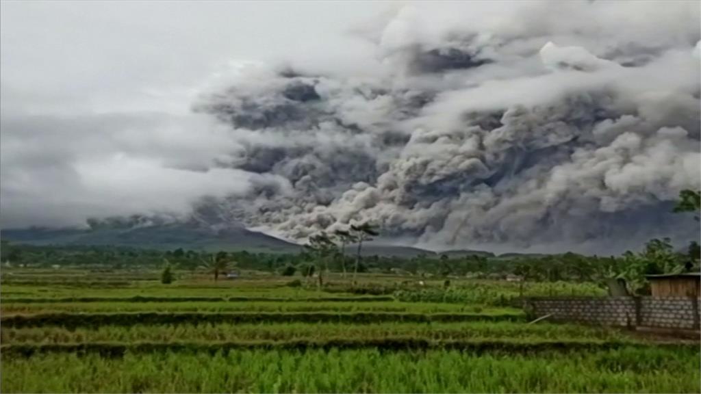 印尼東部火山噴發 灰燼直衝5600公尺高