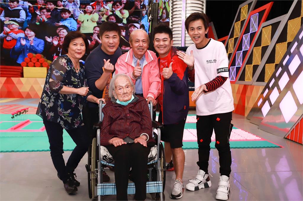 《綜藝大集合》綜藝天王胡瓜半蹲採訪！102歲人瑞阿嬤拿紅包「緊抓不放」