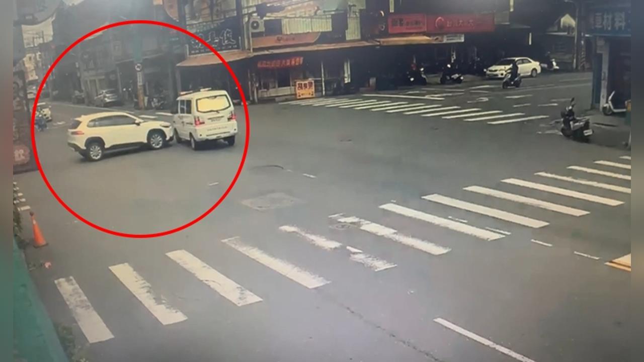 砰！休旅車「攔腰撞上」民間救護車　一路噴飛至路口店家才停