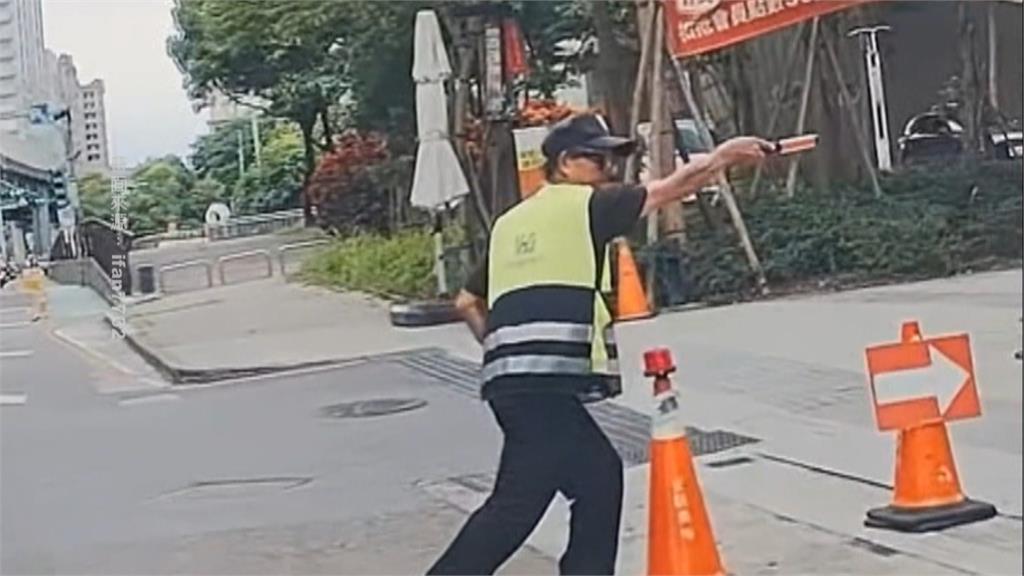 魔性指揮員!手舞足蹈導引車輛進停車場 網讚:超敬業