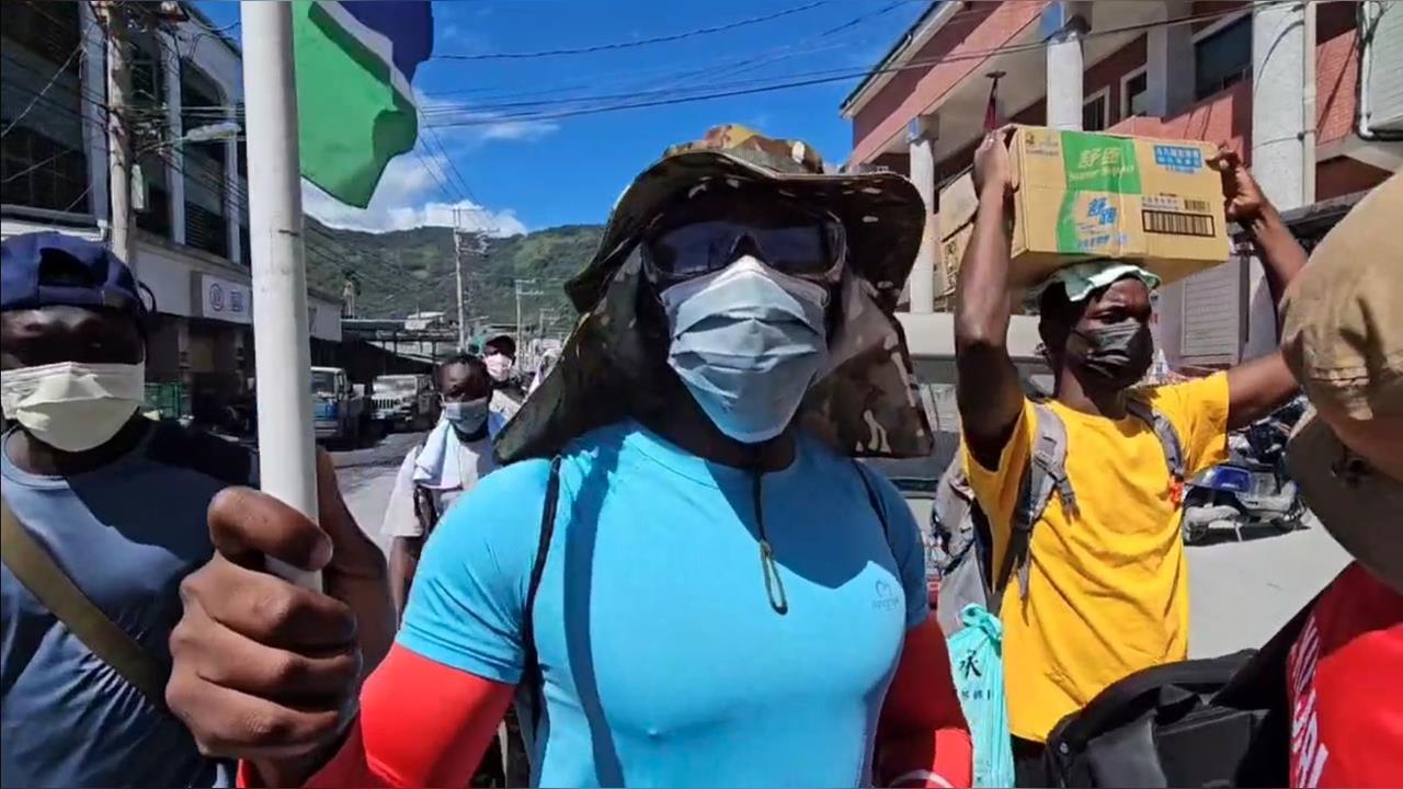 鏟子超人不分國籍！　籃籃、曹錦輝及甘比亞YTR幫挖土