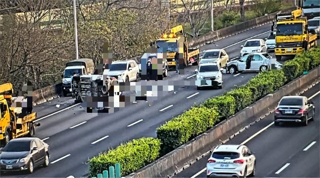國1重大車禍！6車連環撞　2人拋飛車道1死1命危