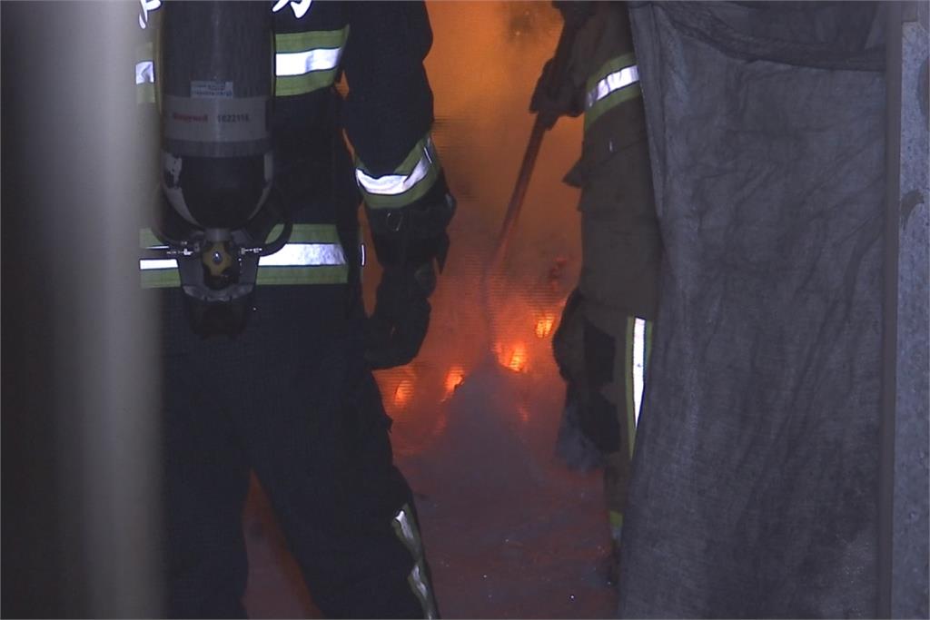驚！碳化矽工廠深夜傳火警 消防員噴乾粉降溫灌救