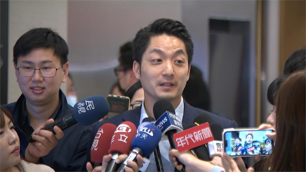 蔣萬安看球化身「舞棍市長」尬舞　綠議員酸：椎間盤突出治好了？
