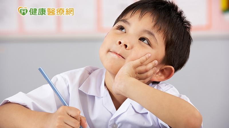 家中寶貝上學不專心很皮？兒科醫師教你分辨原因