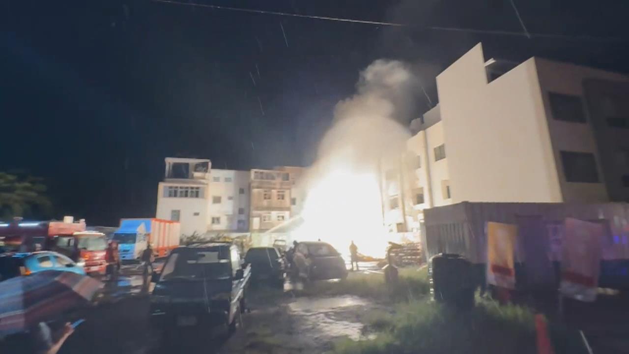 台南建築空地深夜爆出蕈狀雲　鎂土、廢油遇水釀二度爆炸13傷