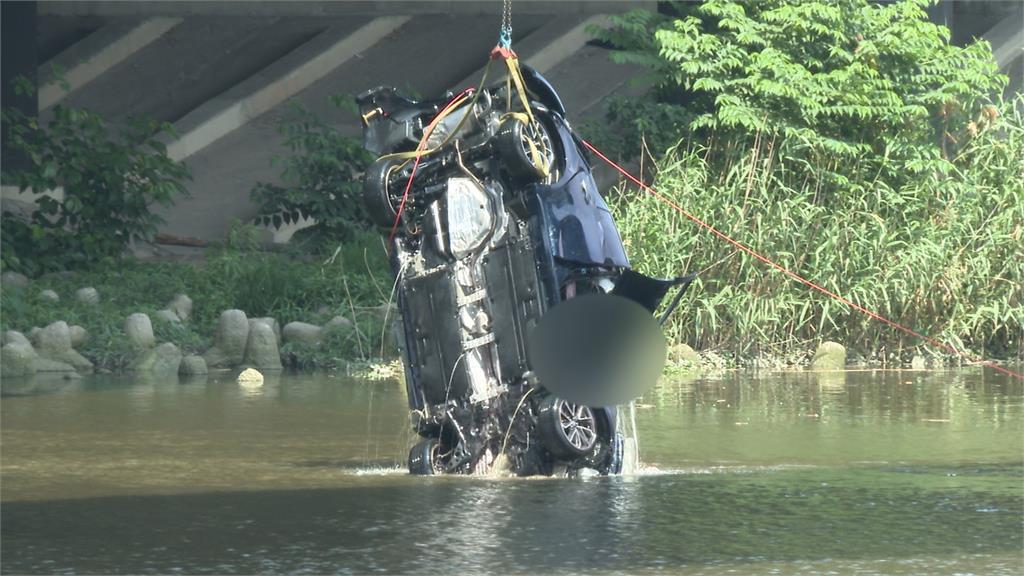 國道自撞護欄整輛車墜入基隆河　尋獲失事車輛！駕駛已無生命跡象