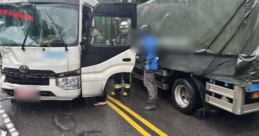 砂石車下山失控翻覆連環撞　社區巴士遭波及8人受傷