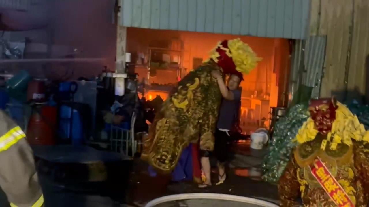 高雄回收場惡火狂竄! 3工作人員冒險衝火場搶救神尊