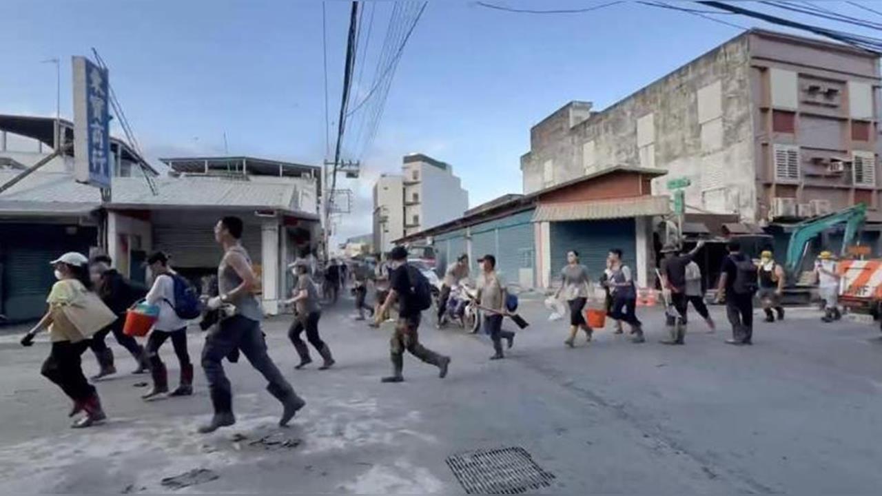 向前行(影)／志工因紙本通行證哭了！簡舒培：花蓮擋重機具「怕縣府工班沒事做」？