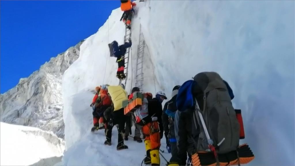 攻頂聖母峰排隊大塞車 11名登山客高山症猝死