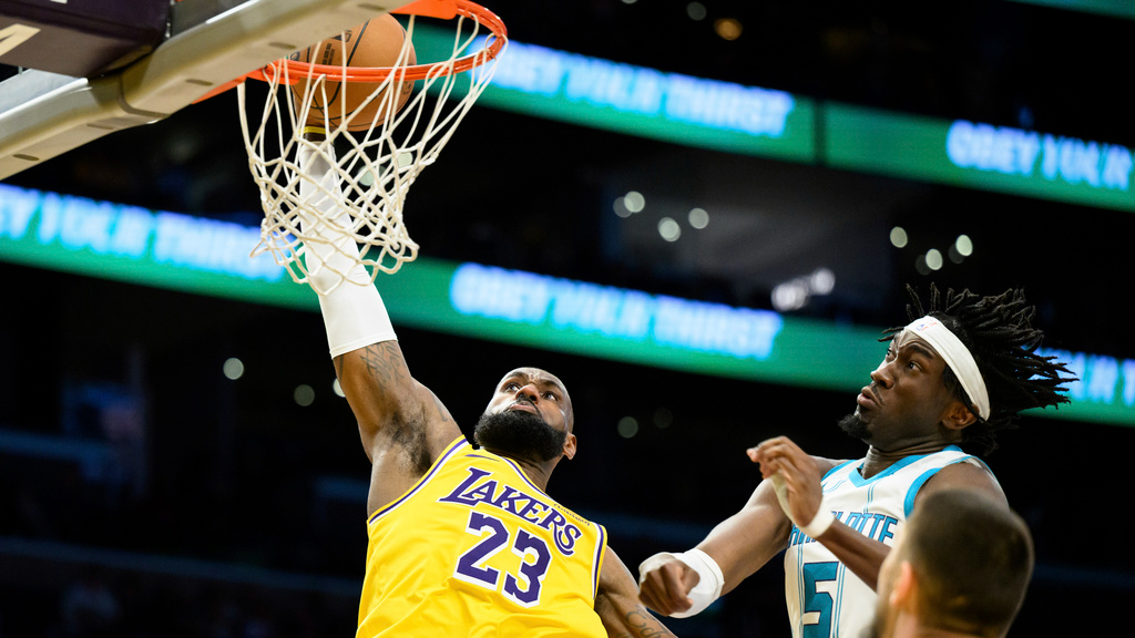 NBA(影)/爸爸也太帥! 雷霸龍年度最佳扣籃兒子布朗尼在旁看傻眼