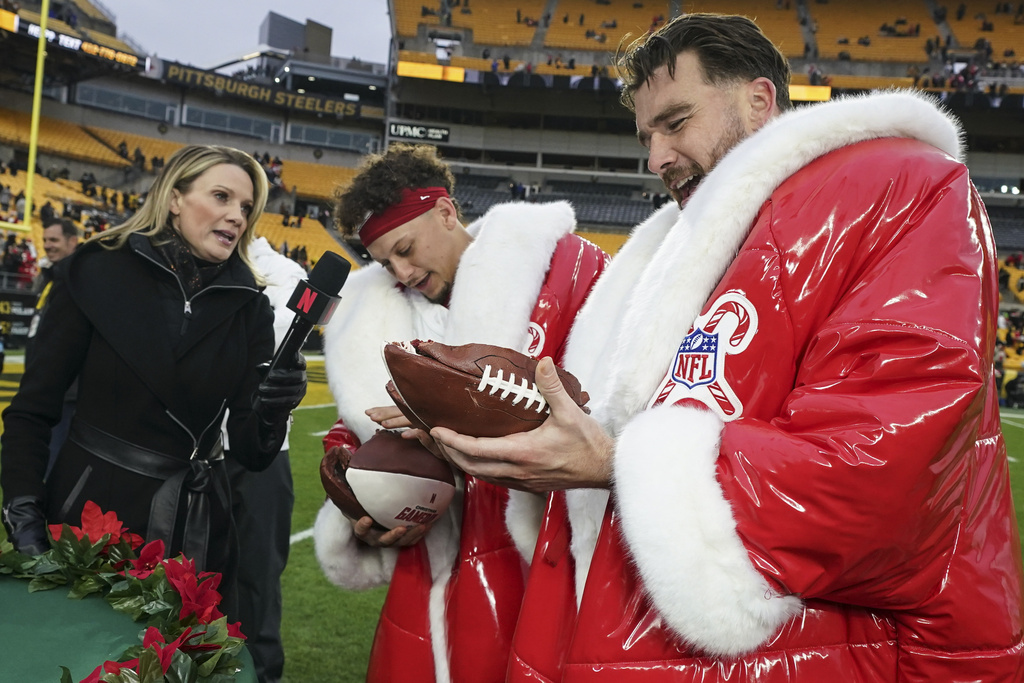 NFL(影)／泰勒絲男友耶誕大戰獲勝後　不顧身材大啖美味美式足球蛋糕